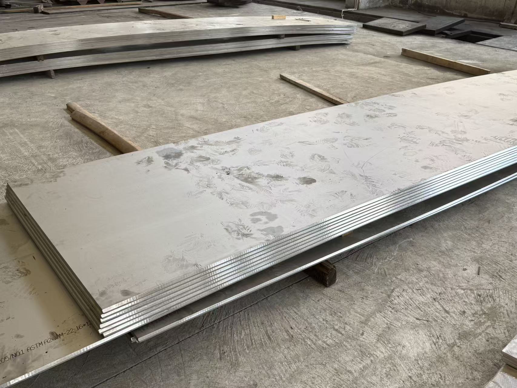 Explosion-Bonded Clad Large-Diameter Pipes